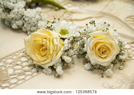 QUARTU: Church plates wedding with yellow roses on embroidered tablecloth
** Note: Visible grain at 100%, best at smaller sizes