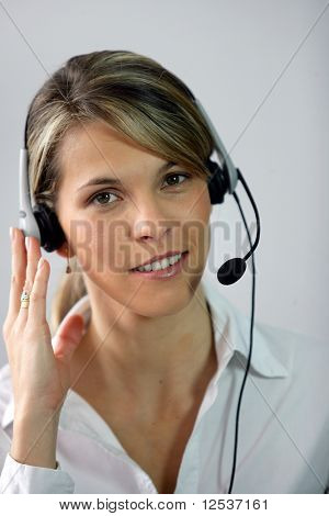Portrét usmívající se žena s talkback sluchátka
