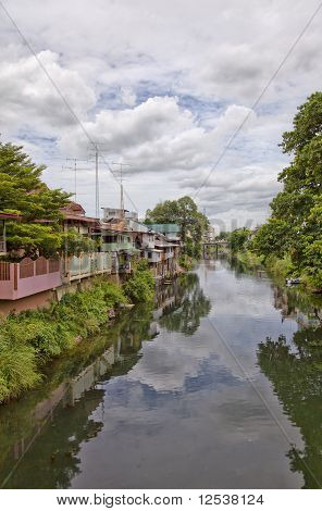 Viven junto al río