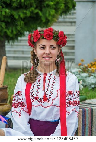 Dnepropetrovsk Ukraine - September 14 2013: Ukrainian folk artists show folk art