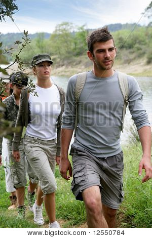 Grupo de personas dando un paseo en un lago