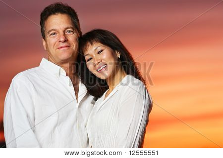 석양에 행복 한 Interracial 커플