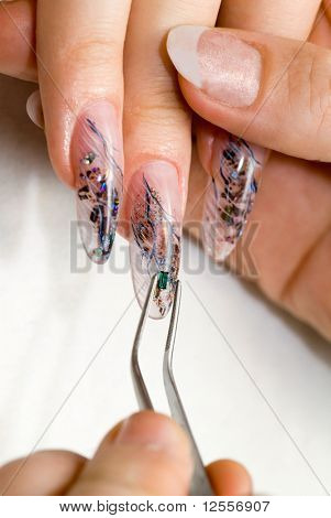 manicure con cristallo