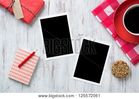 Coffee cup on napkin photos and pen on wooden table