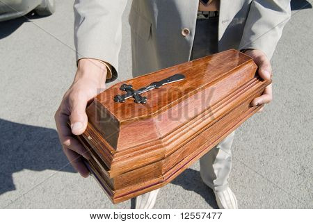 caixão de madeira para animal morto