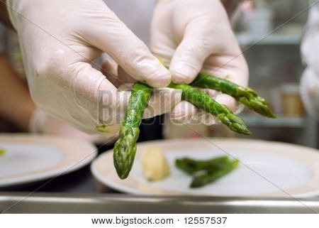 przygotowanie szparagi w kuchni w restauracji