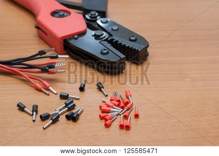 Set for the installation of wiring press crimping pliers for insulated terminals and connectors.