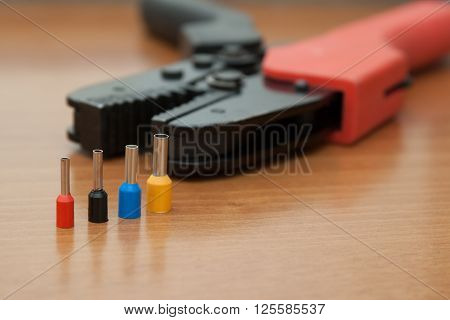 Set for the installation of wiring press crimping pliers for insulated terminals and connectors.