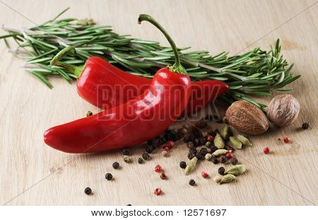 Czerwona papryczka Chili, rozmaryn, nutmegs i kardamonem na tle drewniane