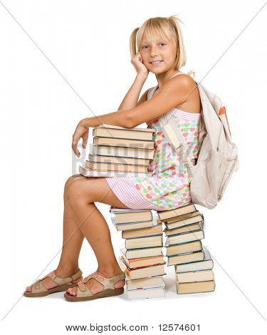 Eğitim Concept.School kız kitap yığın üzerinde oturuyor.
