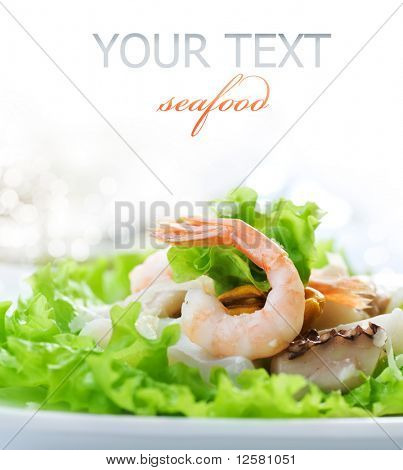 Salade de fruits de mer avec crevettes, poulpes et moules.