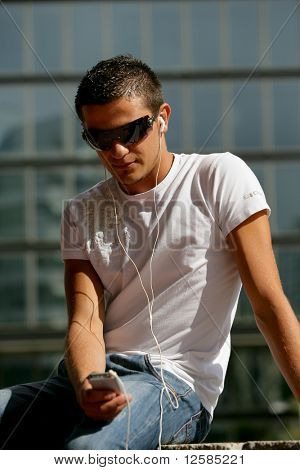 Ritratto di un giovane uomo che ascolta la musica con un walkman mp3