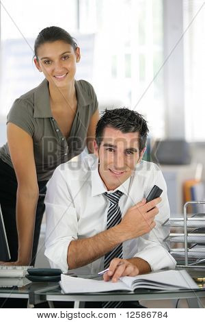 Portrét muže a žena se usmívá na úřadu