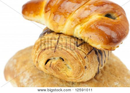Pão, rolo com sementes de papoila e rolo com Chocolate isolado no branco