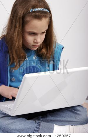 Pracy w szkole na jej laptopie