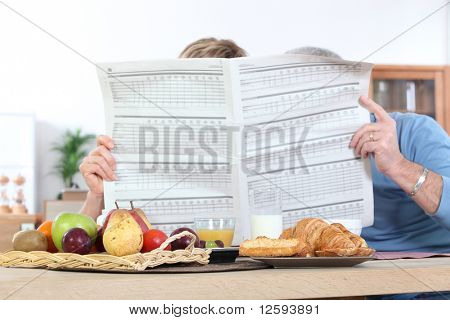 Üst düzey çift okuma gazete