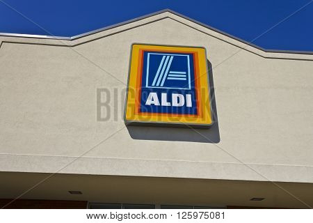 Indianapolis - Circa April 2016: Aldi Discount Supermarket. Aldi is Simply Smarter Shopping II