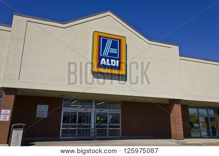 Indianapolis - Circa April 2016: Aldi Discount Supermarket. Aldi is Simply Smarter Shopping I