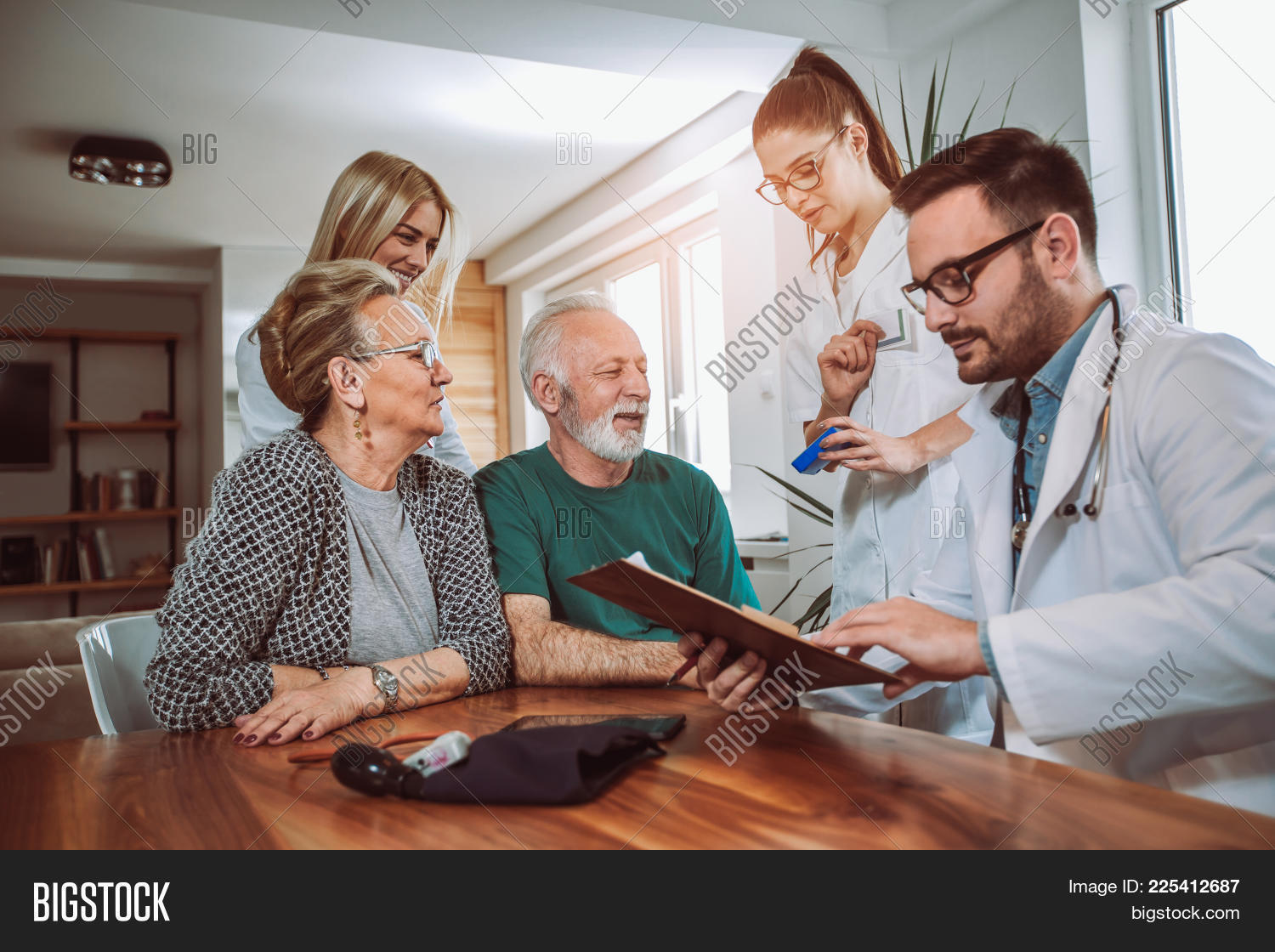 Врач рассказывает. Сиделка с пациентом. Home doctor. Visit frandma. Home doctor.