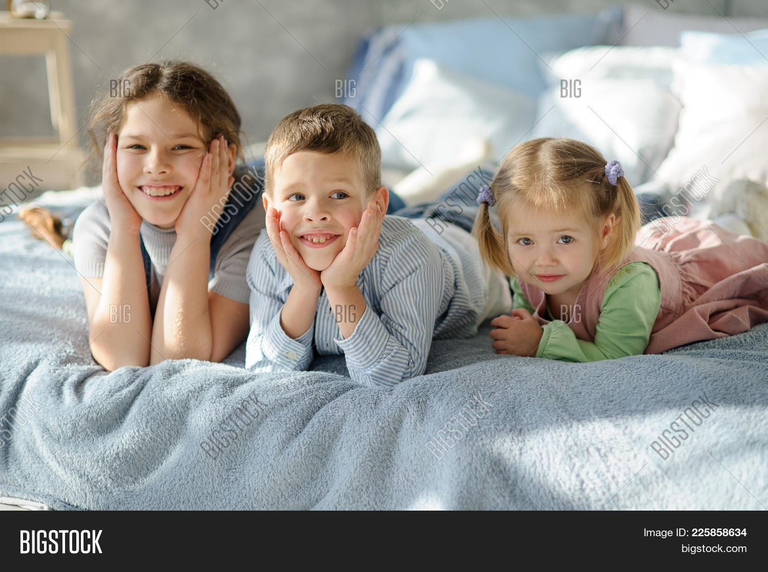 Дети брат и сестра. Три ребенка. Трое детей картинка. Ety kids 3. Два мальчика.