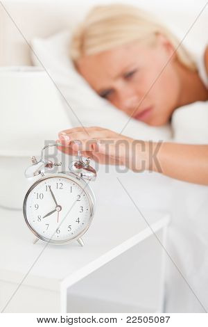 Portret kobiety blondynka obudzić Alarmclock