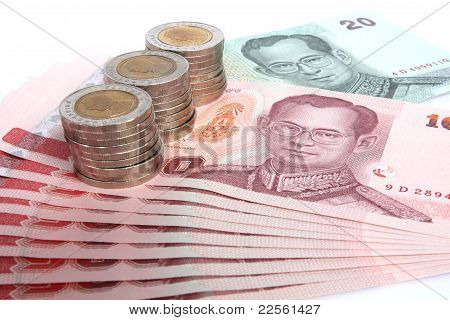 Mnoho mincí a banka v thajštině.