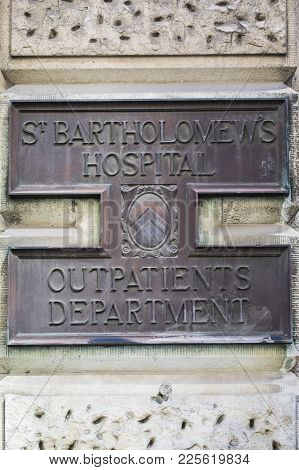 London, Uk - August 11th 2017: A Metal Plaque On The Exterior Of St. Bartholomews Hospital In The Ci