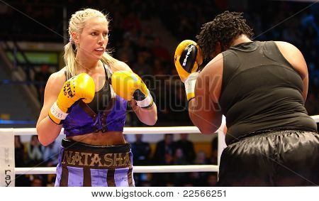 Kampen. Boksere Natasha Ragozina (Rusland) og Pamela London (Guyana)