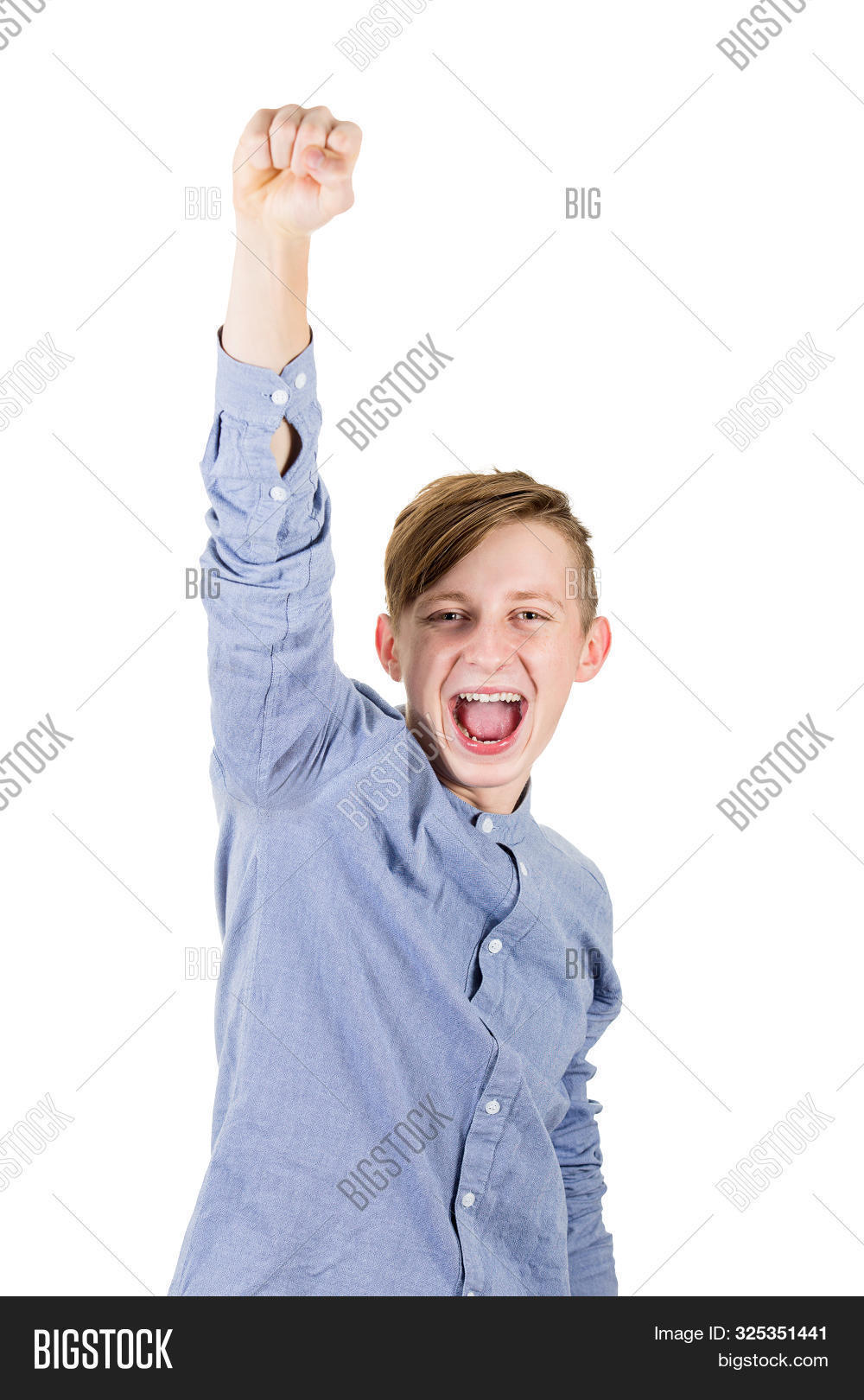 Много людей с поднятыми руками. Подросток поднял. Мальчик школьник с поднятой рукой. Мальчик школьник с поднятой рукой. Подросток поднял.