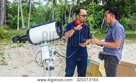 Labuan,malaysia-sept 29,2019:professional Astrophotography Telescope Equipped With Guider Scope & Ob