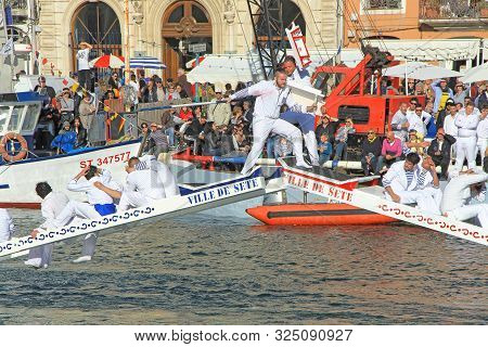 Sete, France  March 26, 2016: Water Jousting Performance During Stopover In Sète - Maritime Traditio