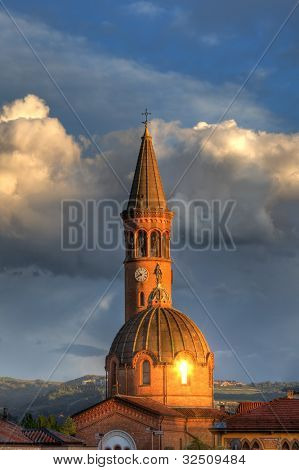 Dikey görüntü Madonna Moretta Katolik Kilisesi'nin Alba, Kuzey İtalya günbatımında odaklı.