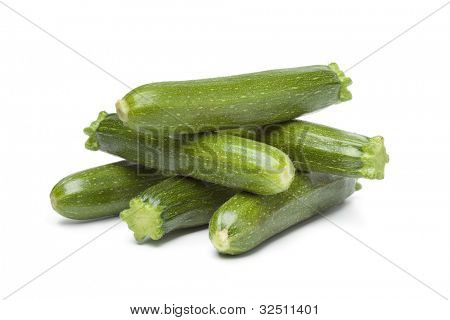 Mini Zucchini auf weißem Hintergrund
