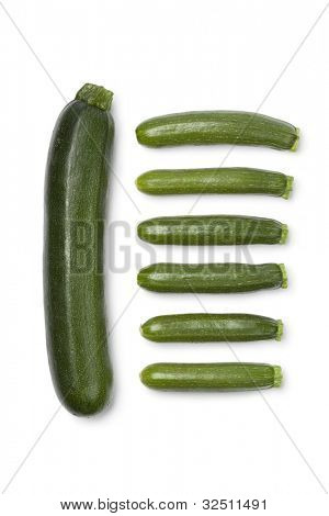  Zucchini und Mini Zucchini auf weißem Hintergrund