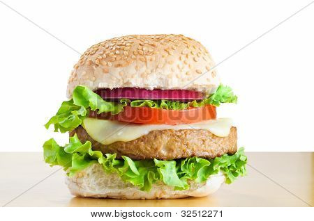 vegetarischer Cheeseburger auf Tisch