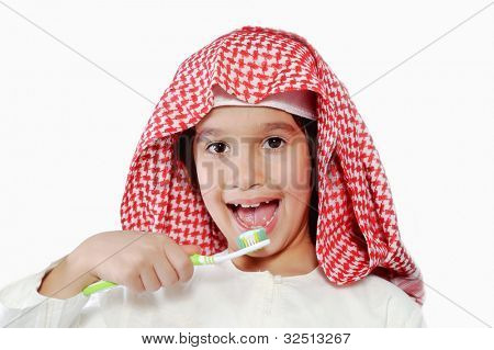 Arabo musulmano kid lavarsi i denti