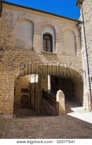 Yolun. Pietramontecorvino. Puglia. İtalya.