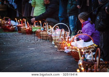 MUKACZEWO - 15 kwietnia: Wielkanocny koszyk z żywności w Kościele Prawosławnym. Wielkanoc w ortodoksyjnej