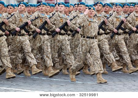 Moskou - 9 mei: Marching kolom van luchtlandingstroepen in parade op het Rode plein op de viering van 66-th een