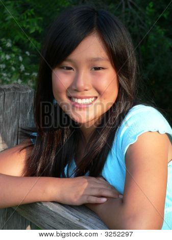 Mooie Aziatische meisje Turquoise Shirt 3
