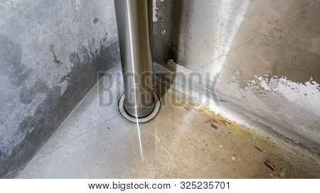 In This Stainless Steel Wash Bath Is A Stainless Steel Tube As A Stopper In The Crypine