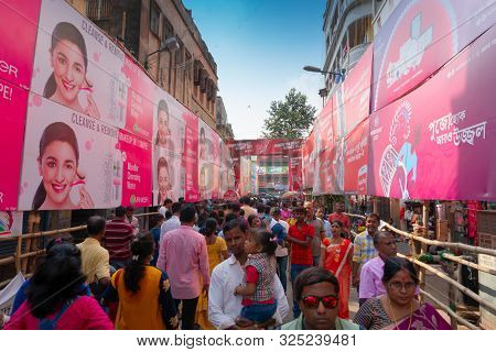 Kolkata, India - October 18, 2018 : Hindu Bengali Devotees Walking To Visit And Pray To Goddess Durg
