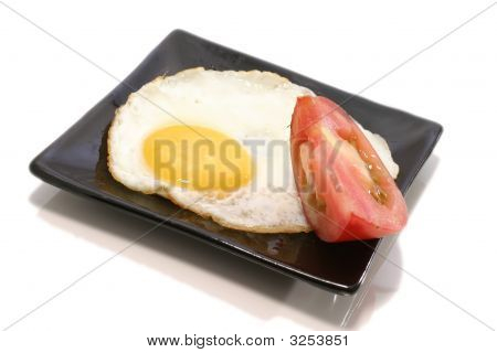 ไข่กับมะเขือเทศบนจาน