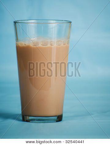 半加仑纸箱上白色孤立的低脂肪巧克力牛奶