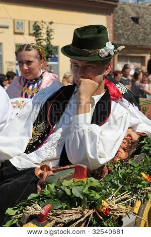 DAKOVO, Chorvatsko - 05 červenec: neznámý účastník v chorvatském národním kroji na koně a svatba