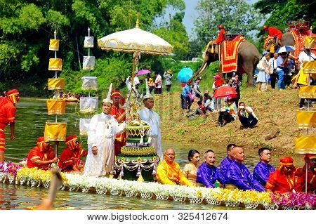 Phetchabun, Thailand - 28  September 2019 : Um Phra Dam Nam Ceremony Festival, The Boat Parade To Th