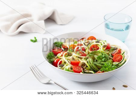 vegan ketogenic spiralized courgette salad with avocado tomato pumpkin seeds
