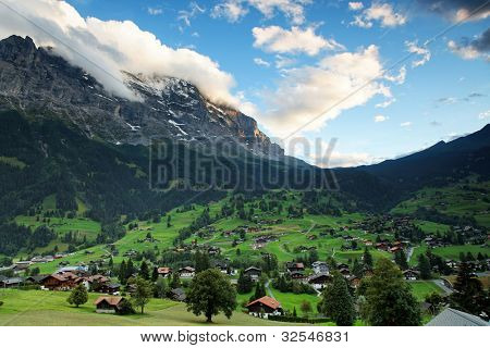 Gipfel Eiger (3970m) Dorf Grindelwald, Berner Oberland, Schweiz und Unesco-Welterbe