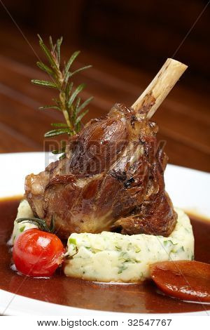Codillo asado de cerdo con salsa