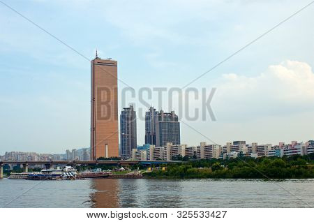 View To 63 Building From The Hang River